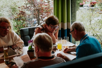 Gemeinsames Essen zum Abschluss - Christine Valentini (Innsbruck Tourismus) (mitte) und Robert Valentini (rechts)